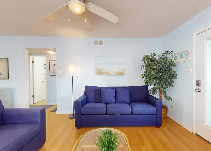 Waterfront With A Furnished Balcony Peek-a-boo Gulf Views & Shared Pools Holiday home