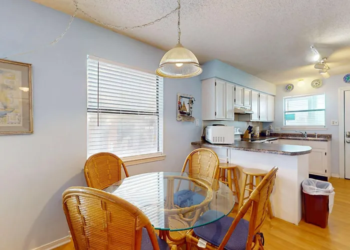 Waterfront With A Furnished Balcony Peek-a-boo Gulf Views & Shared Pools