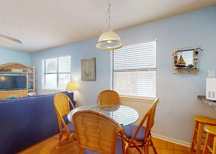 Waterfront With A Furnished Balcony Peek-a-boo Gulf Views & Shared Pools Gulf Shores