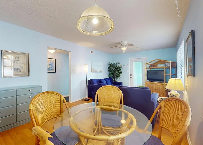 Waterfront With A Furnished Balcony Peek-a-boo Gulf Views & Shared Pools Holiday home Gulf Shores