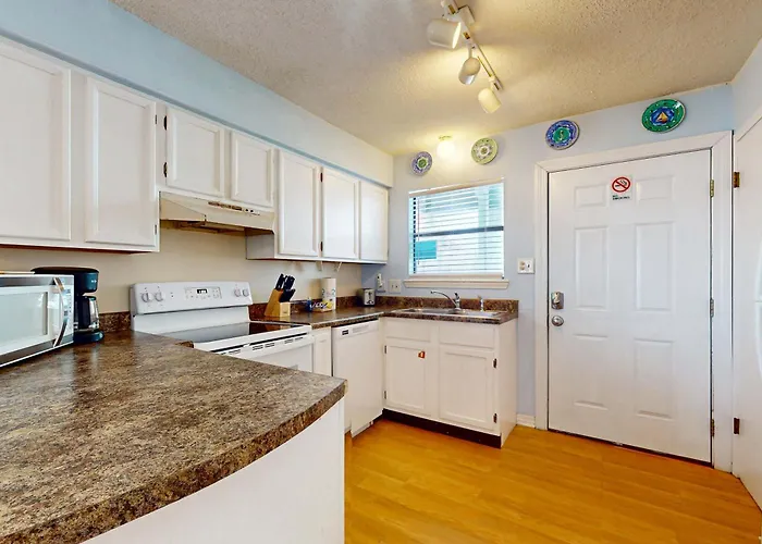 Waterfront With A Furnished Balcony Peek-a-boo Gulf Views & Shared Pools Holiday home