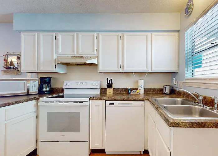 Waterfront With A Furnished Balcony Peek-a-boo Gulf Views & Shared Pools Holiday home *
