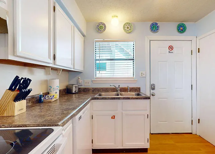 Waterfront With A Furnished Balcony Peek-a-boo Gulf Views & Shared Pools * Gulf Shores
