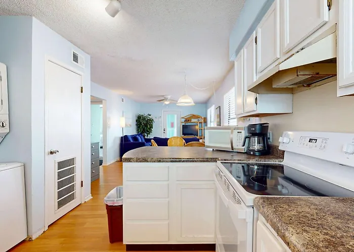Waterfront With A Furnished Balcony Peek-a-boo Gulf Views & Shared Pools *
