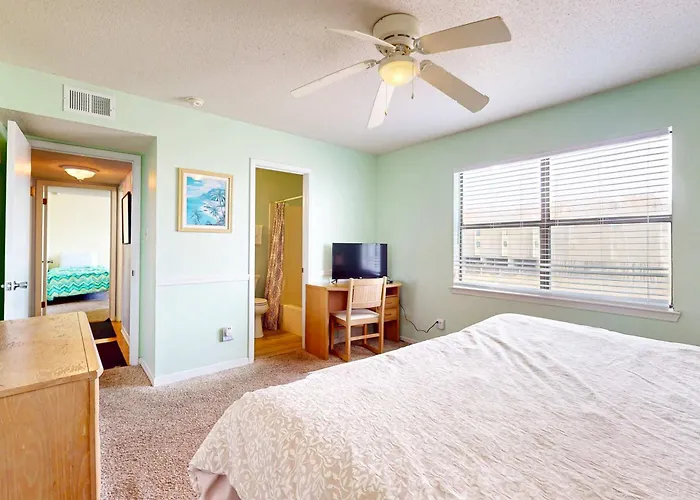 Waterfront With A Furnished Balcony Peek-a-boo Gulf Views & Shared Pools *