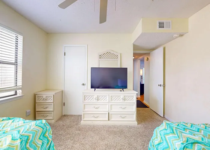 Waterfront With A Furnished Balcony Peek-a-boo Gulf Views & Shared Pools Holiday home