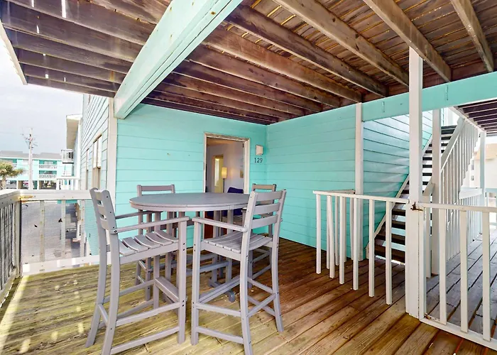 Waterfront With A Furnished Balcony Peek-a-boo Gulf Views & Shared Pools Holiday home